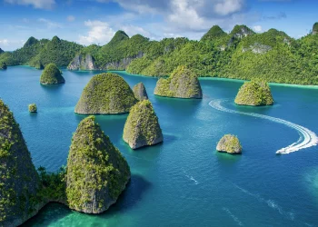 Why Are the Remote Islands of Indonesia So Appealing to Adventurers?